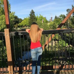 Meet your Posher, Caitlin